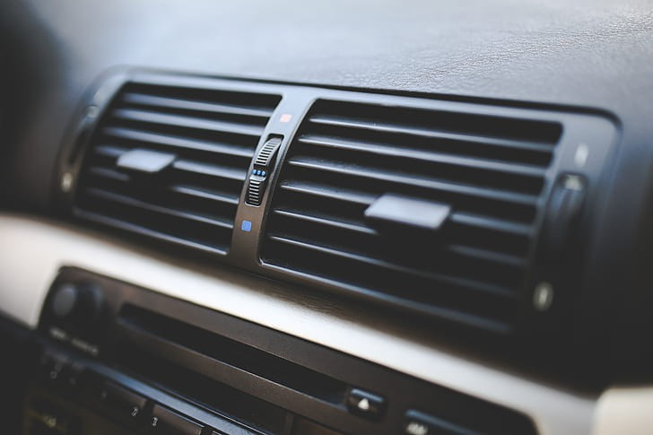 Eliminiamo la polvere dalle bocchette d'aria in auto