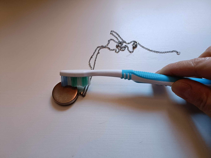 De tandenborstel gebruiken om sieraden schoon te maken?