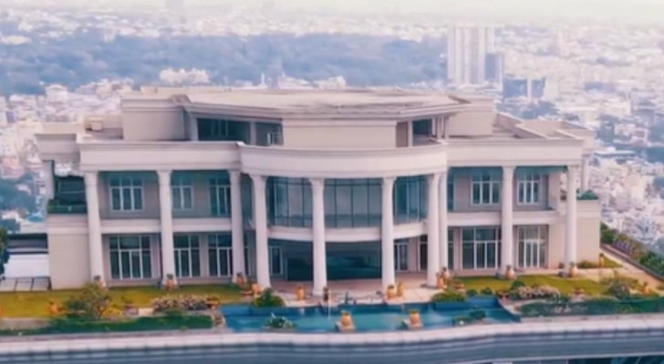La villa de 20 millions de dollars située au sommet du gratte-ciel dispose d'un héliport sur le toit