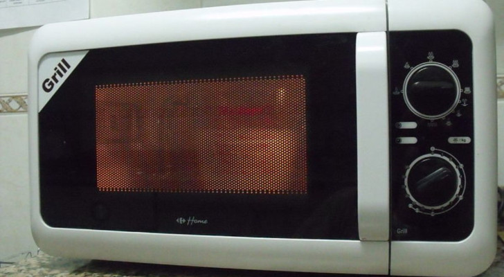 Come funziona un forno a microonde?