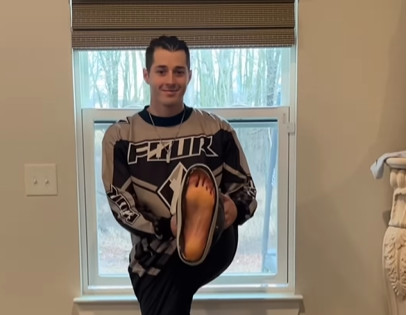 Un couple enlève les semelles de ses chaussures et entre dans un magasin