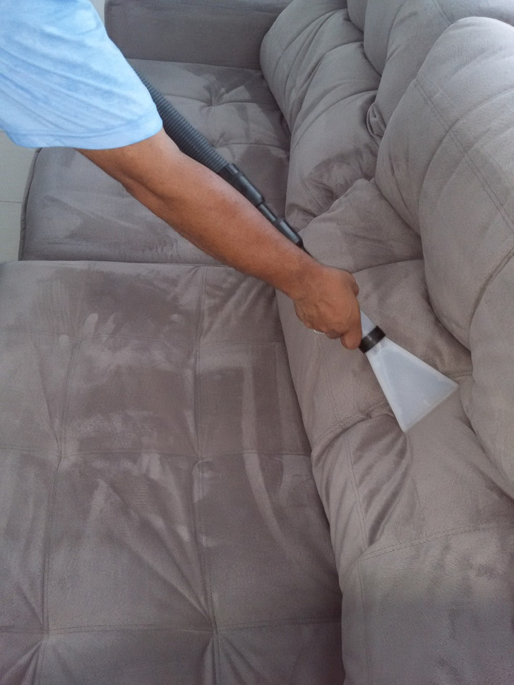 La pulizia del divano con il bicarbonato di sodio