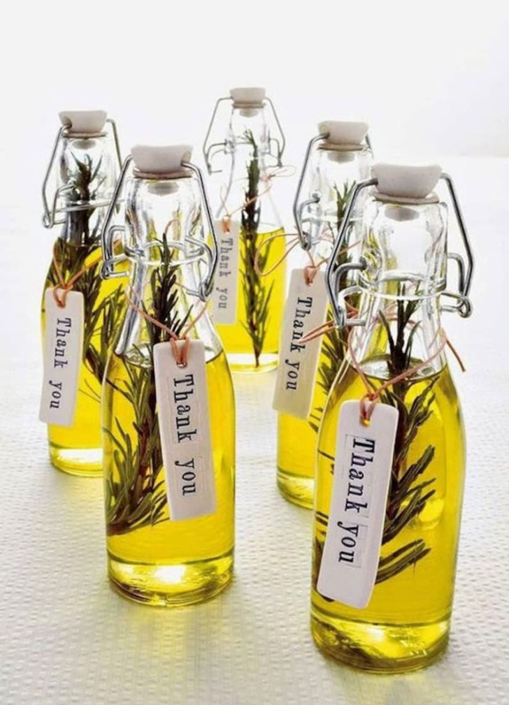 11. Kleine Flasche mit Olivenöl
