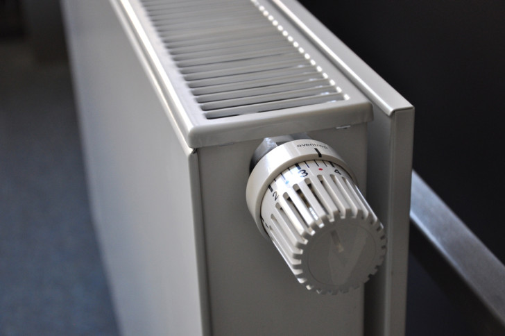 Asciugare il bucato sui termosifoni danneggia la qualità dell'aria e dei nostri tessuti