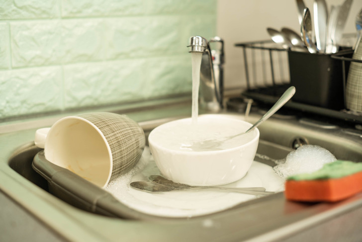 Perché non dovremmo mai lasciare i piatti sporchi a lungo nel lavandino?