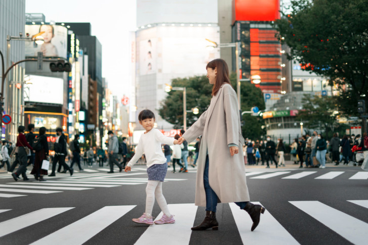 Spezielle Ampeln und Zebrastreifen in Japan