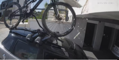 De impact tussen de fiets en het plafond van de garage