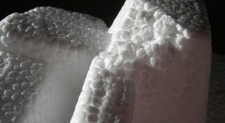 Hoe werkt de biohybride katalysator die polystyreen afbreekt?