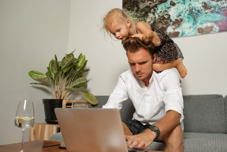 Genitori che lavorano con figli sotto i 10 anni: il sondaggio