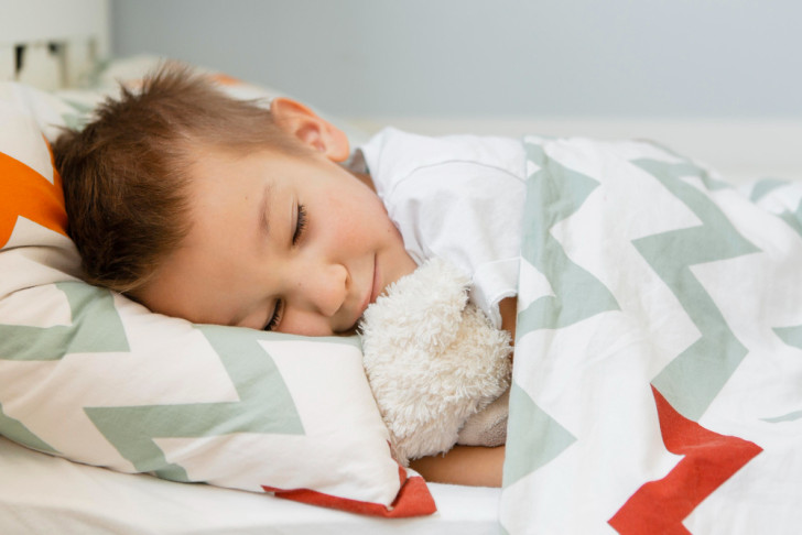 Mettere i bambini a letto presto: come fare?