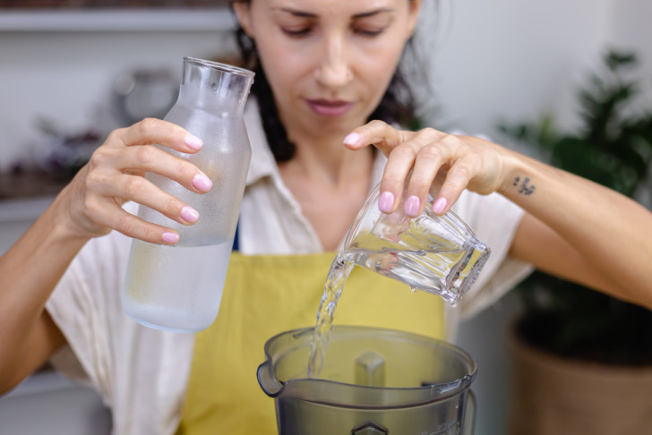 Att koka och filtrera vattnet för att eliminera mikroplaster: forskningsresultaten