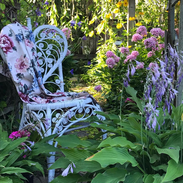 8. Una vecchia sedia da giardino