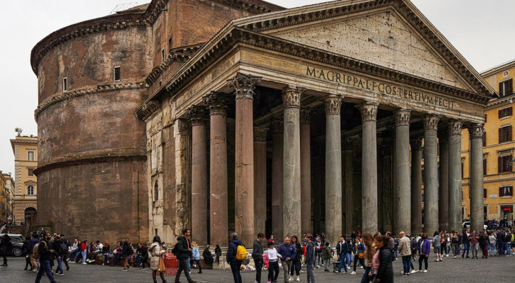 Pantheon mellan historia och antika religioner