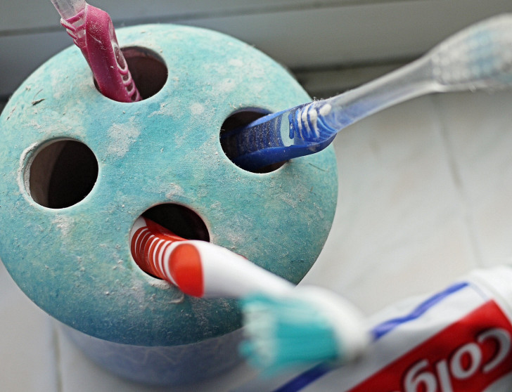 De tandenborstelhouder op de juiste manier ontsmetten