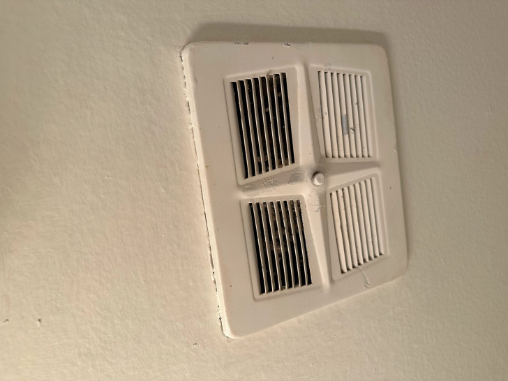 ventilateur de la salle de bain fixé au mur