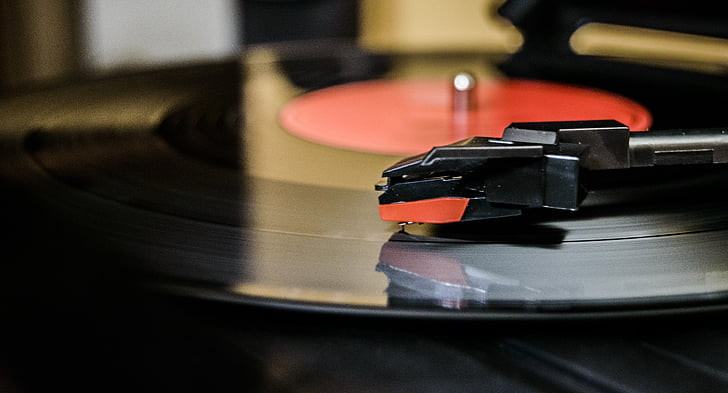 Cleaning vinyl records with liquid products