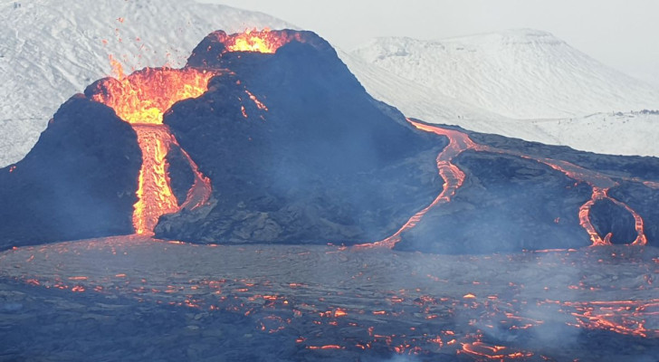 Les dernières secondes du drone à deux pas du volcan en éruption : la vidéo virale