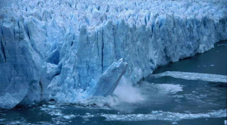 Turister ser en glaciär brytas och hamna i vattnet: ögonblicksvideon