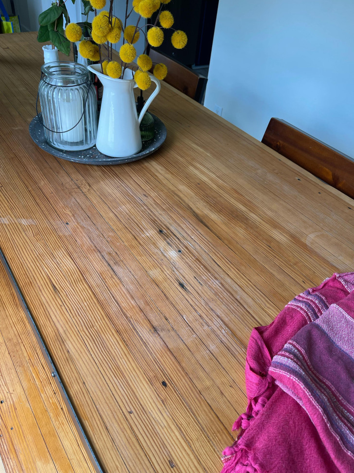 vochtvlekken op een houten tafel