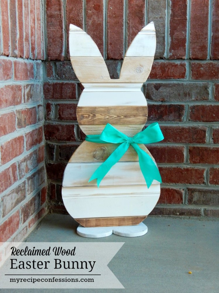 decorazione di legno di pallet con la sagoma di un coniglio