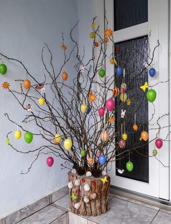 albero di Pasqua decorato con uova variopinte