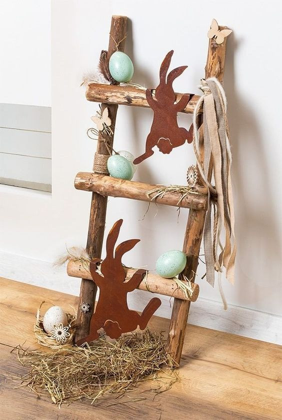 scala di legno decorativa adornata con simboli della Pasqua