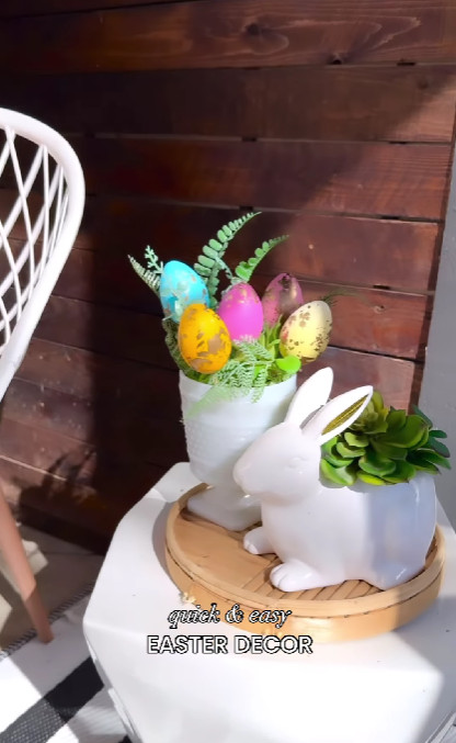 decorazione da tavola con coniglio e cesto di uova colorate