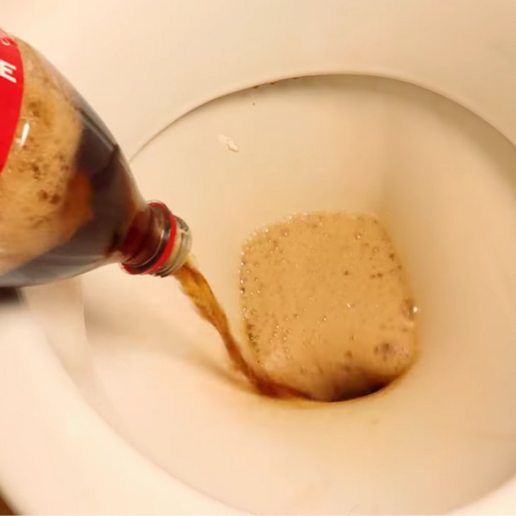 6. Un WC propre grâce au Coca-Cola