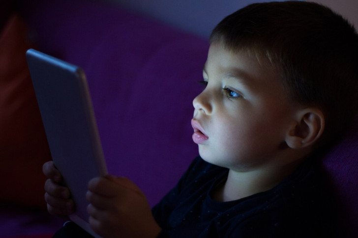 De risico's van kleine kinderen voor schermen
