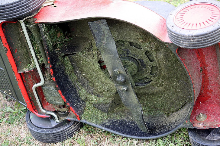 La pulizia periodica del taglia erba