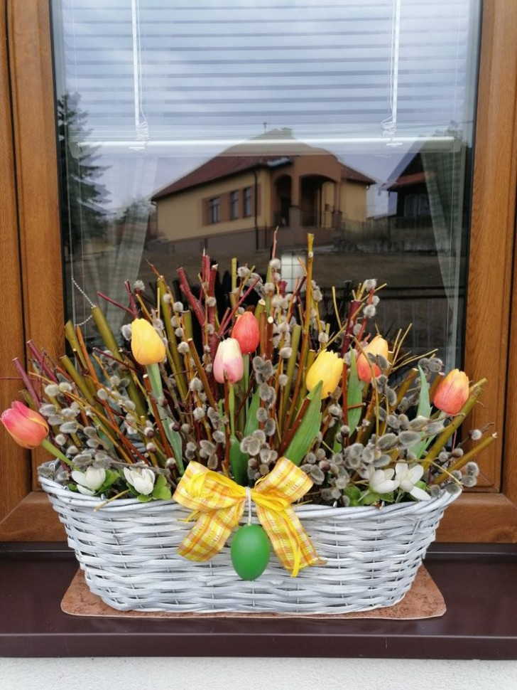 Vaso su davanzale con tulipani