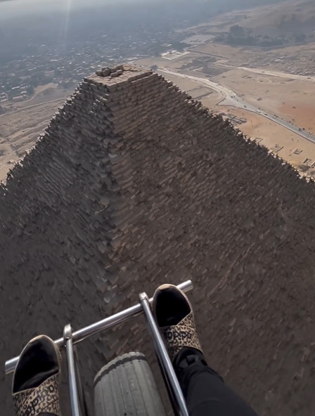 Skärmflygningen vid Cheopspyramiden i Giza: den virala videon