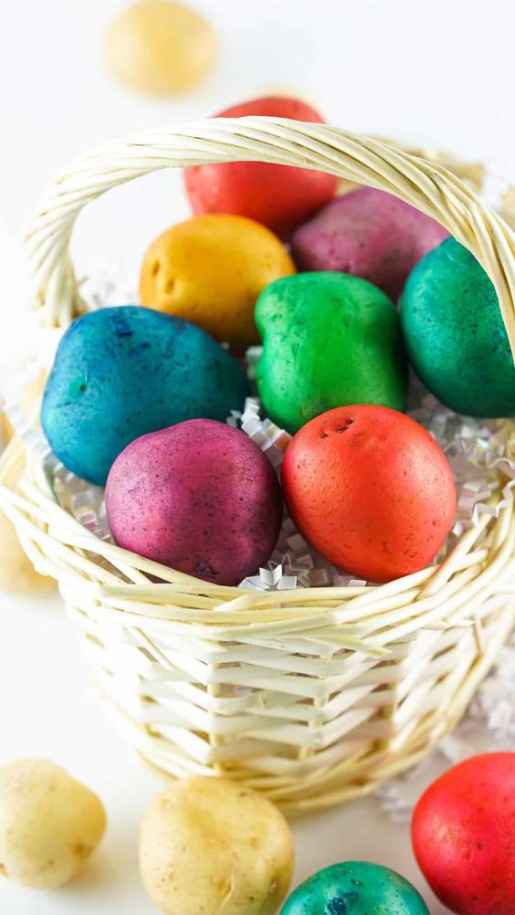 Usare le patate al posto delle uova per le decorazioni di Pasqua