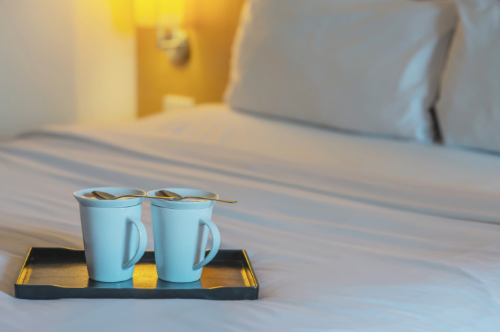 Pulire gli oggetti toccati più spesso nelle camere d'hotel