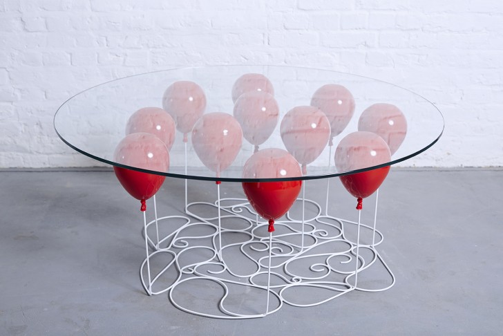 Sorretto da palloncini ad elio, ecco il tavolo da caffè che sembra fluttuare nell'aria - 2