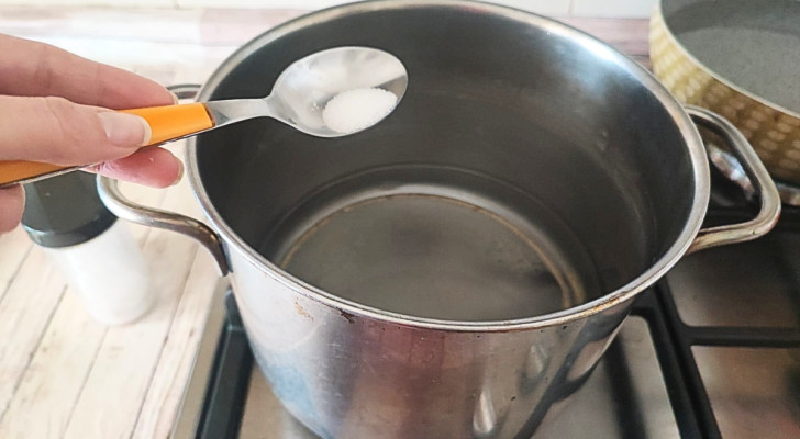 Man kan tillsätta salt både före och efter att vattnet kokar