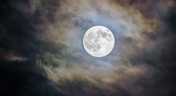Vad döljer sig på månens mörka sida?