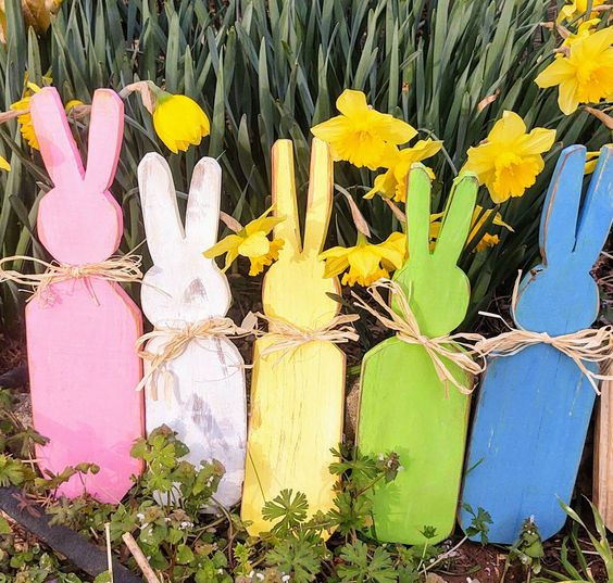 9. Coniglietti colorati di legno per l'esterno