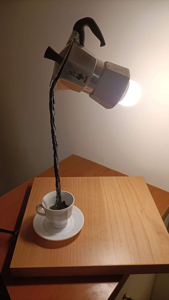 5. Una lampada che sfida la gravità