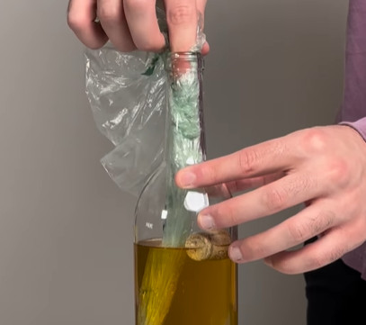 Per estrarre il tappo di sughero basta un sacchetto di plastica: il tutorial