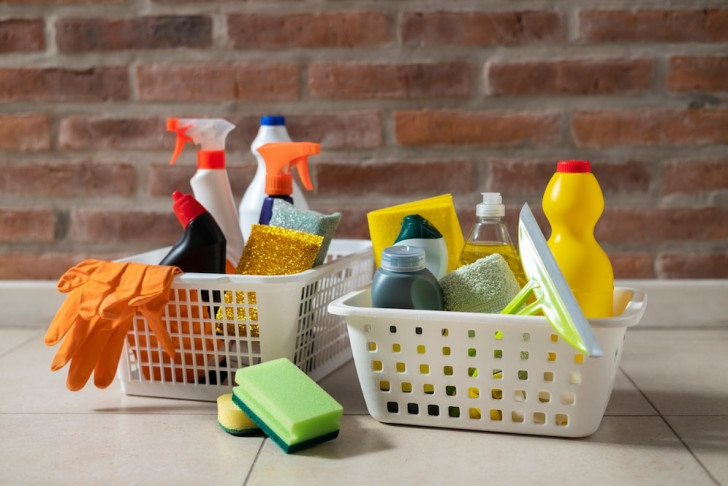 Cosa serve in un armadietto delle pulizie: i prodotti immancabili