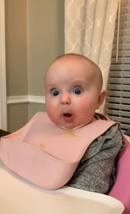 Den här lilla tjejens ansiktsuttryck när hon äter lunch