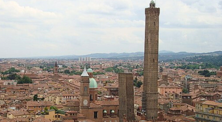 Torre Garisenda nella Divina Commedia per la sua pendenza