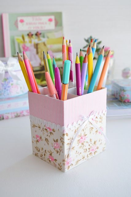 Pen holder with internal dividers