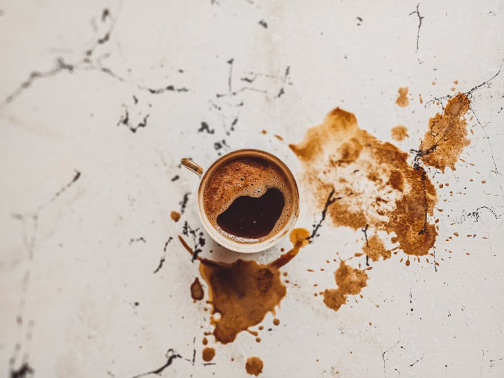 Hoe verwijder je koffievlekken uit vloerkleden?