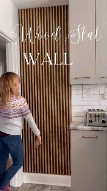accent wall in listelli di legno