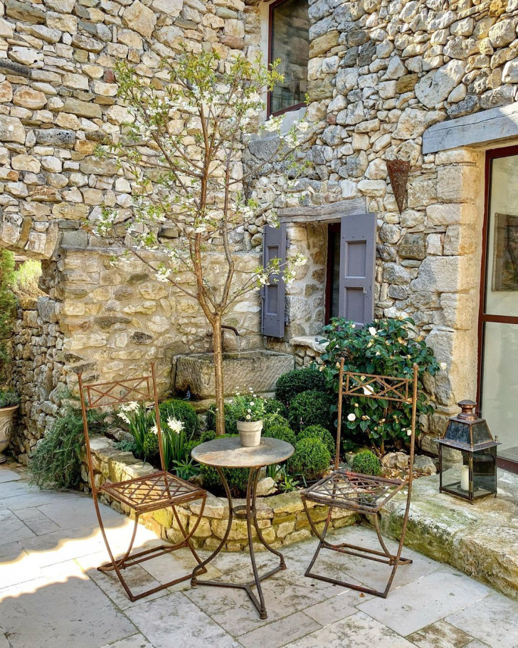 outdoor lounge at a Provençal house