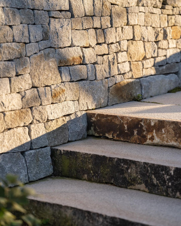 les escaliers en pierre et le mur à sec