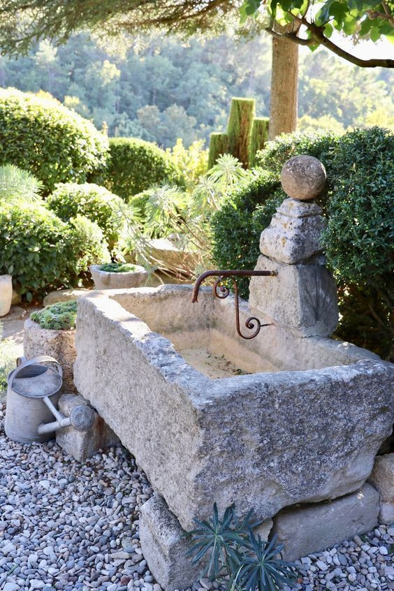 une fontaine en pierre calcaire