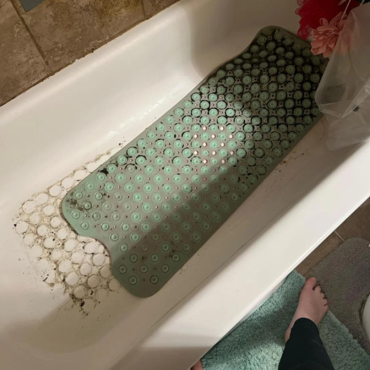 tappetino di gomma sul fondo di una vasca da bagno